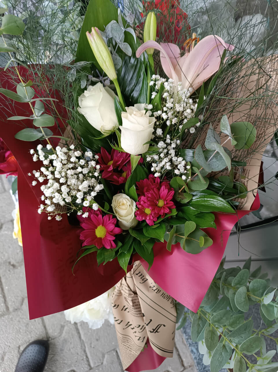 bouquet-white-and-red-flowers