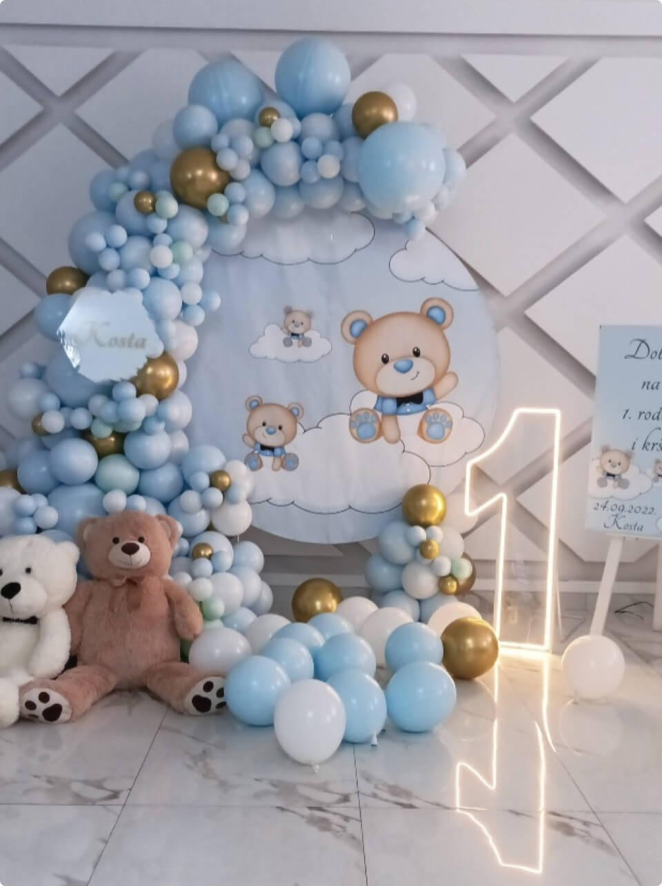 first-birthday-blue-balloons-teddy-bears-decoration
